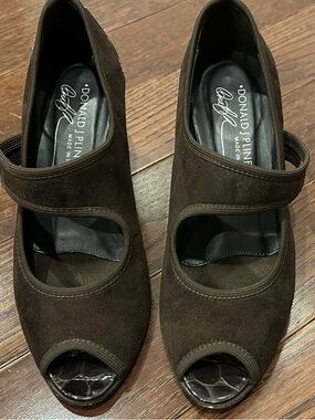 Donald J Pliner Dark Brown Suede Mary Jane Peep-Toe Heels. Size 5